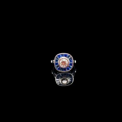 BAGUE en or gris, diamant et saphirs 
White...