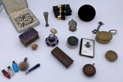 Ensemble d'objets de vitrine : Boîte ovale...