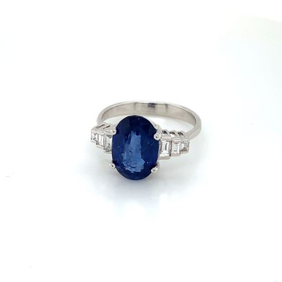 BAGUE en or gris, saphir et diamants 
A white...