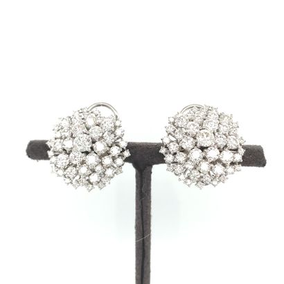 Paire de BOUCLES D'OREILLES en or gris et...