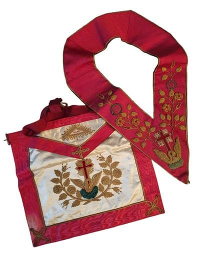 Ensemble maçonnique
- Camail en cuir et tissu...