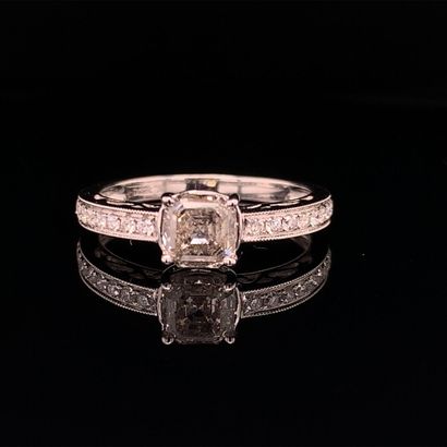 BAGUE solitaire en or gris et diamants
White...