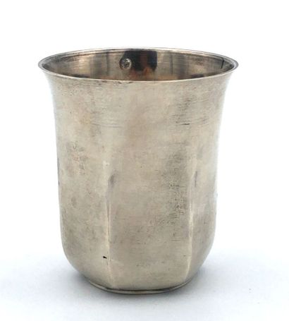 TIMBALE en argent
TIMBALE unie à pans coupés...