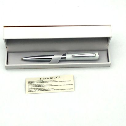 STYLO BILLE NINA RICCI, modèle DUNE blanc,
Dans...