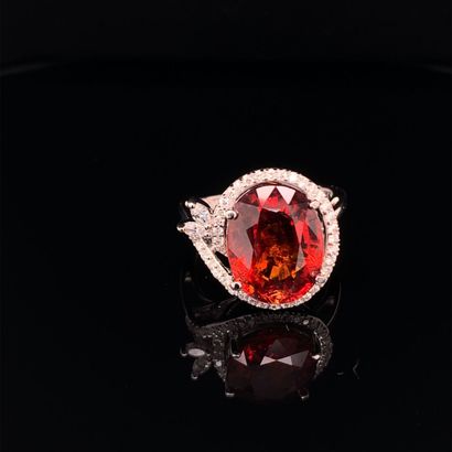 BAGUE en or gris, grenat spessartite et diamants
White...