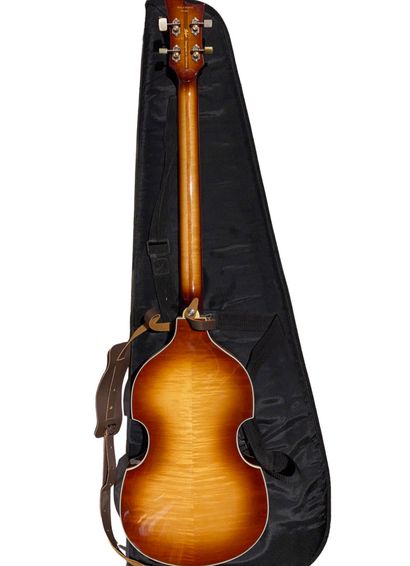 STUDIO PALMER 
Guitare basse HOFNER, modèle...
