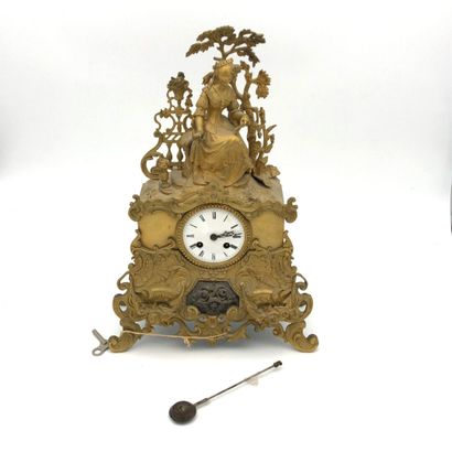PENDULE en bronze doré à décor d'une élégante...