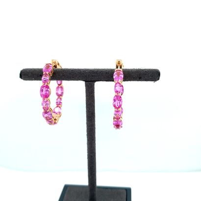 Paire de CREOLES en or rose et saphirs roses
Pair...