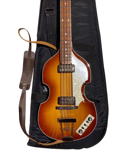 STUDIO PALMER 
Guitare basse HOFNER, modèle...