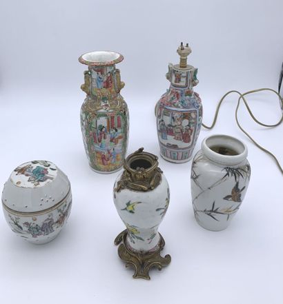 Ensemble de cinq vases en porcelaine, Chine...