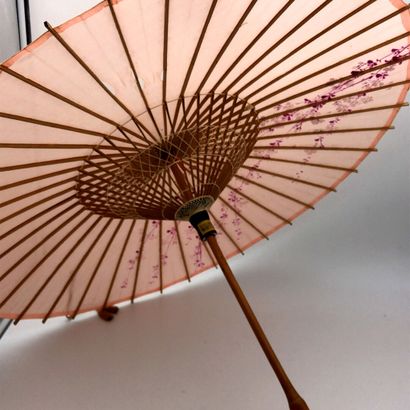 Lot de deux ombrelles japonaises rose et...