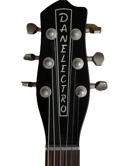 Guitare électrique de marque Danelectro
Modèle...