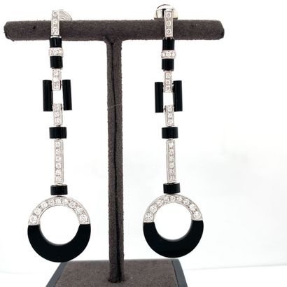 Paire de PENDANTS D'OREILLES en or gris,...
