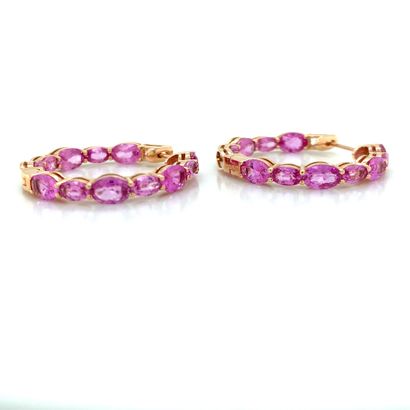 Paire de CREOLES en or rose et saphirs roses
Pair...