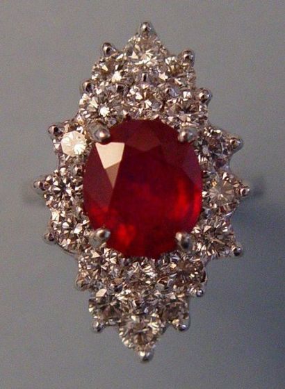 Bague en or gris sertie d'un rubis traité...