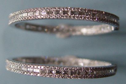 Paire de créoles en or gris serties de diamants...