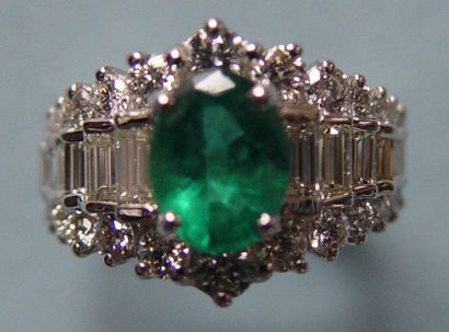 Bague en or gris sertie d'une émeraude de...