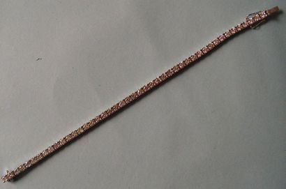 Bracelet ligne en or gris serti de diamants...
