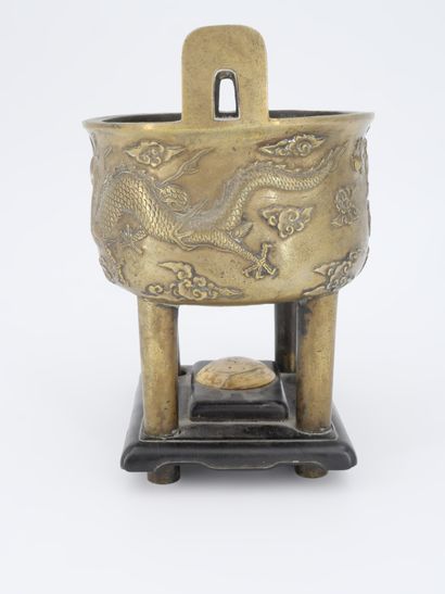 CHINA - 19th century
Four-legged bronze incense...