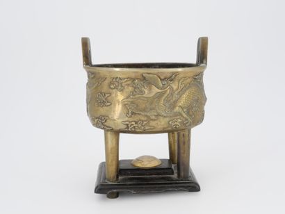 CHINA - 19th century
Four-legged bronze incense...