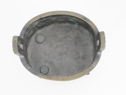 CHINA - 19th century
Four-legged bronze incense...