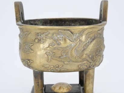 CHINA - 19th century
Four-legged bronze incense...