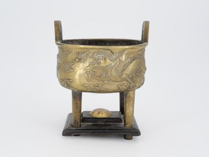 CHINA - 19th century
Four-legged bronze incense...