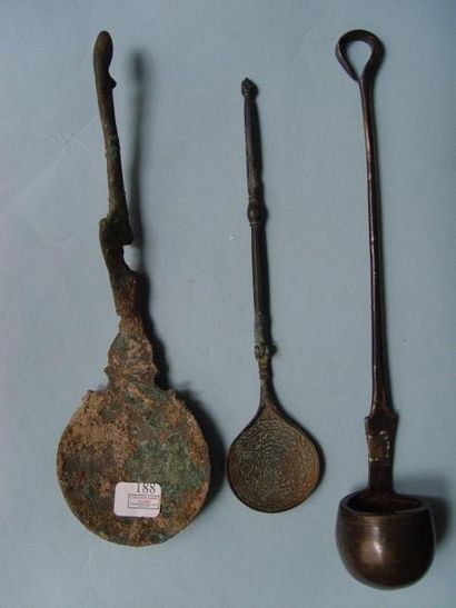 trois cuillersdont une articulée et une puisette.Epoque...