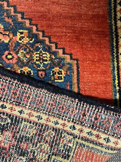 Lot de 3 tapis comprenant : 
- Beloutch Afghan,...