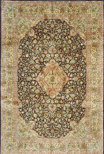 Grand et fin tapis Cachemire en soie, Inde
Vers...