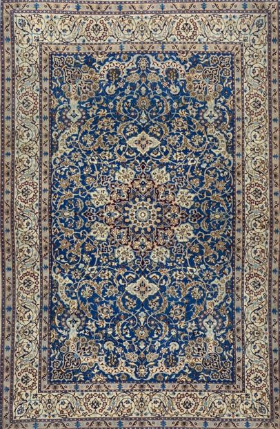 Grand et fin tapis Nain en laine et soie,...