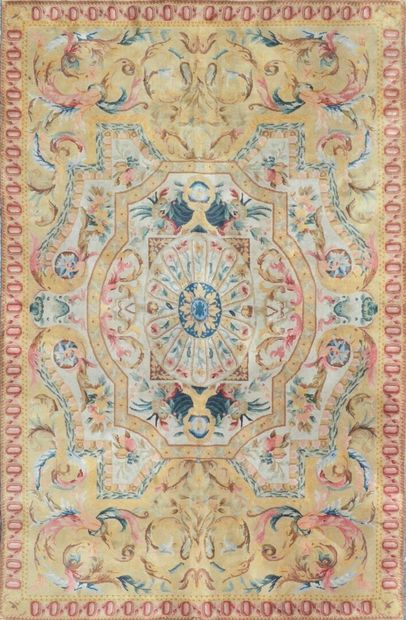 Grand tapis de style Savonnerie
XXème siècle,...
