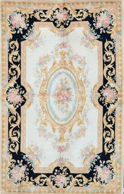 Tapis de style Savonnerie, France
XXème siècle,...