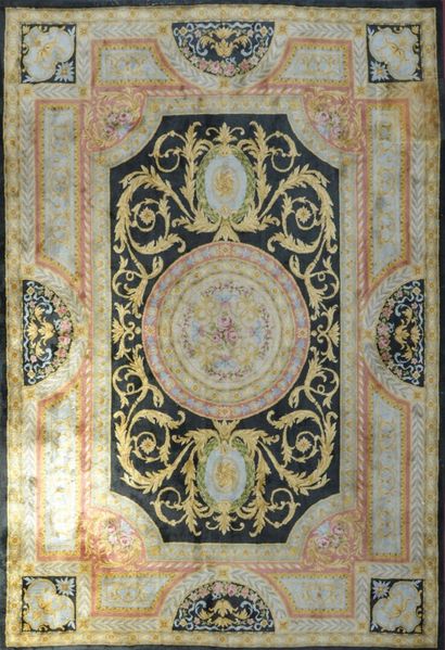 Important tapis au point de la Savonnerie
Milieu...