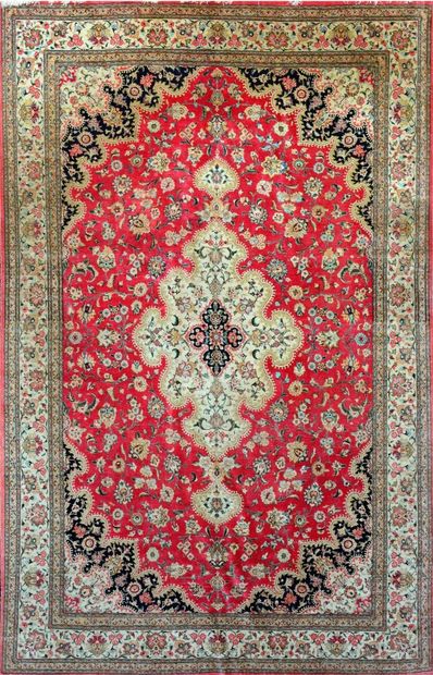 Grand et fin tapis Ghoum en soie, Iran 
Époque...