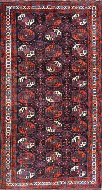 Grand tapis Kurde, nord Ouest de l'Iran
Milieu...