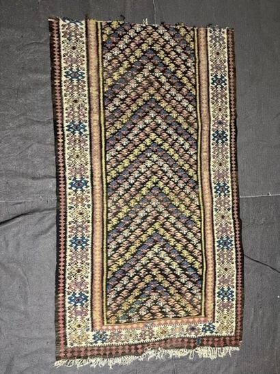 Lot de 5 Kilims. 
Lot de 5 kilims comprenant...