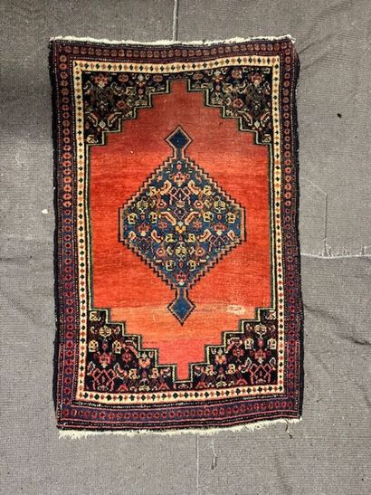 Lot de 3 tapis comprenant : 
- Beloutch Afghan,...
