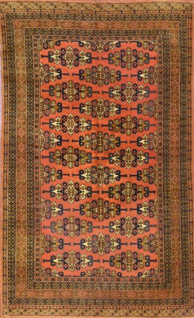 Grand tapis Turkmèn en laine
Milieu XXème...