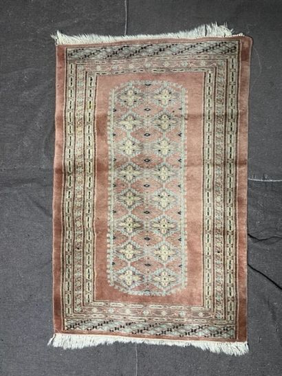 Lot de 3 tapis comprenant : 
- Beloutch Afghan,...