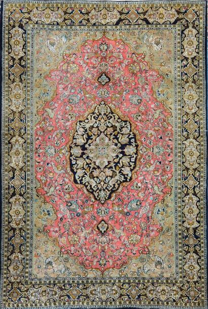 Tapis Ghoum en soie, Iran
Vers 1965. 
Velours...