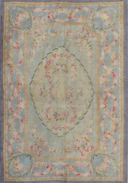 Important tapis en laine au point de La Savonnerie,...