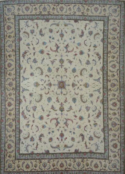 Important et assez fin tapis Tabriz, Iran
Milieu...