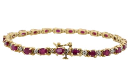 BRACELET en or, rubis, diamants.
BRACELET...