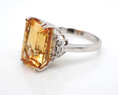 BAGUE en or gris, citrine, diamants baguettes...