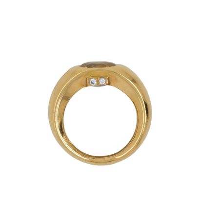 BAGUE en or, saphir jaune.
GOLD RING (750‰)...
