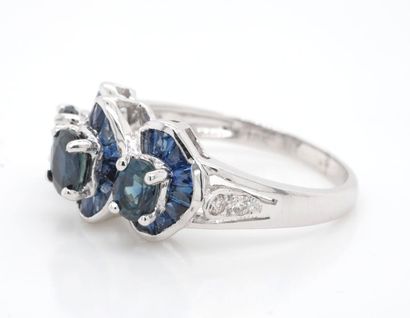 BAGUE en or gris, saphirs et diamants
RING...