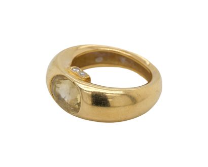 BAGUE en or, saphir jaune.
GOLD RING (750‰)...