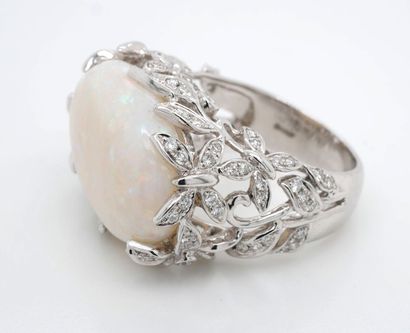 BAGUE en or, opale et diamants.
RING in white...