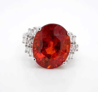 BAGUE en or gris, grenat spessartite, diamants.
RING...